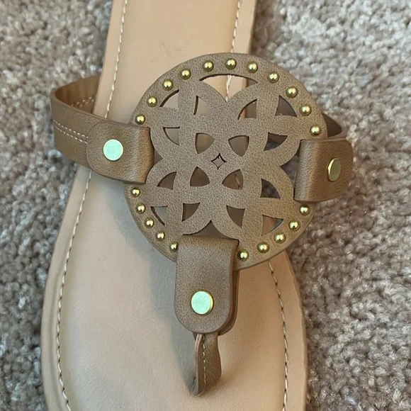 DV by Dolce Vita Gotie Medallion Thongs - Picture 2 of 8